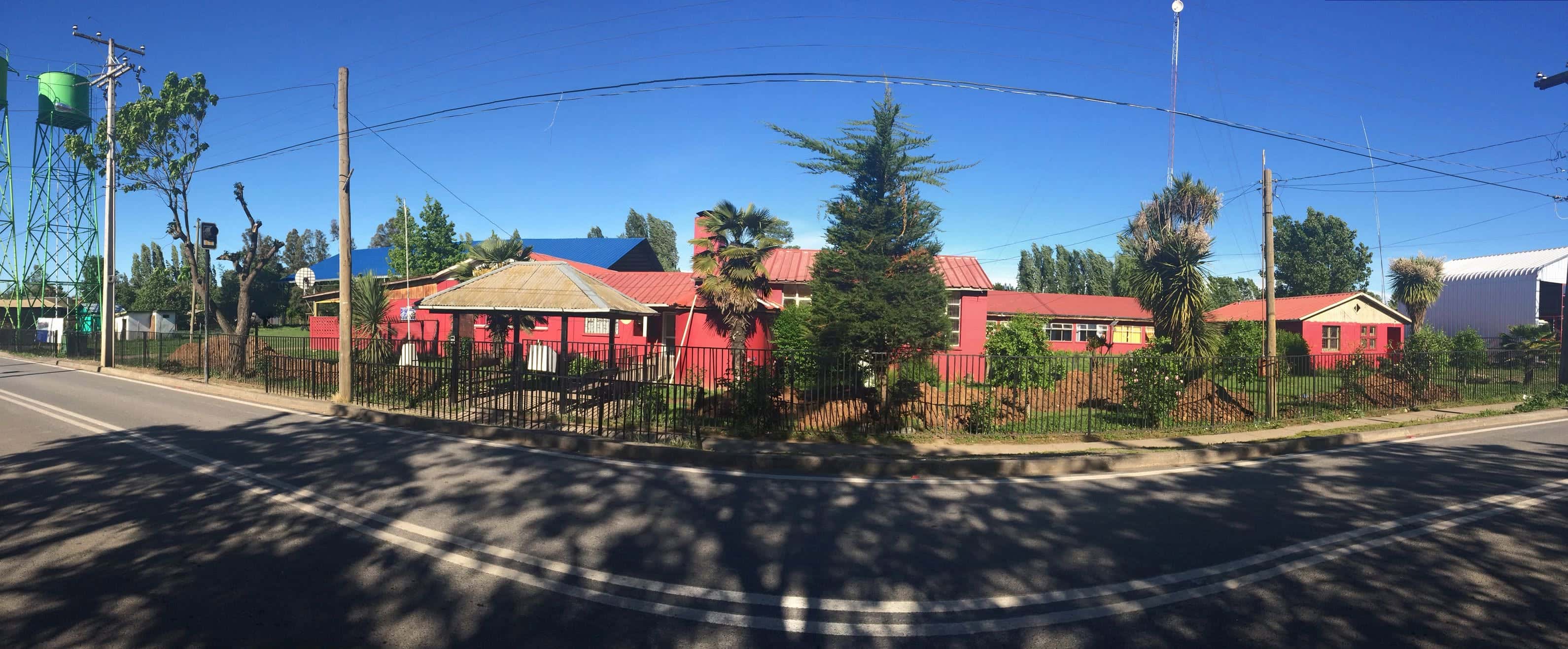Fachada real de la Escuela Queri, establecimiento educacional fundado en 1925