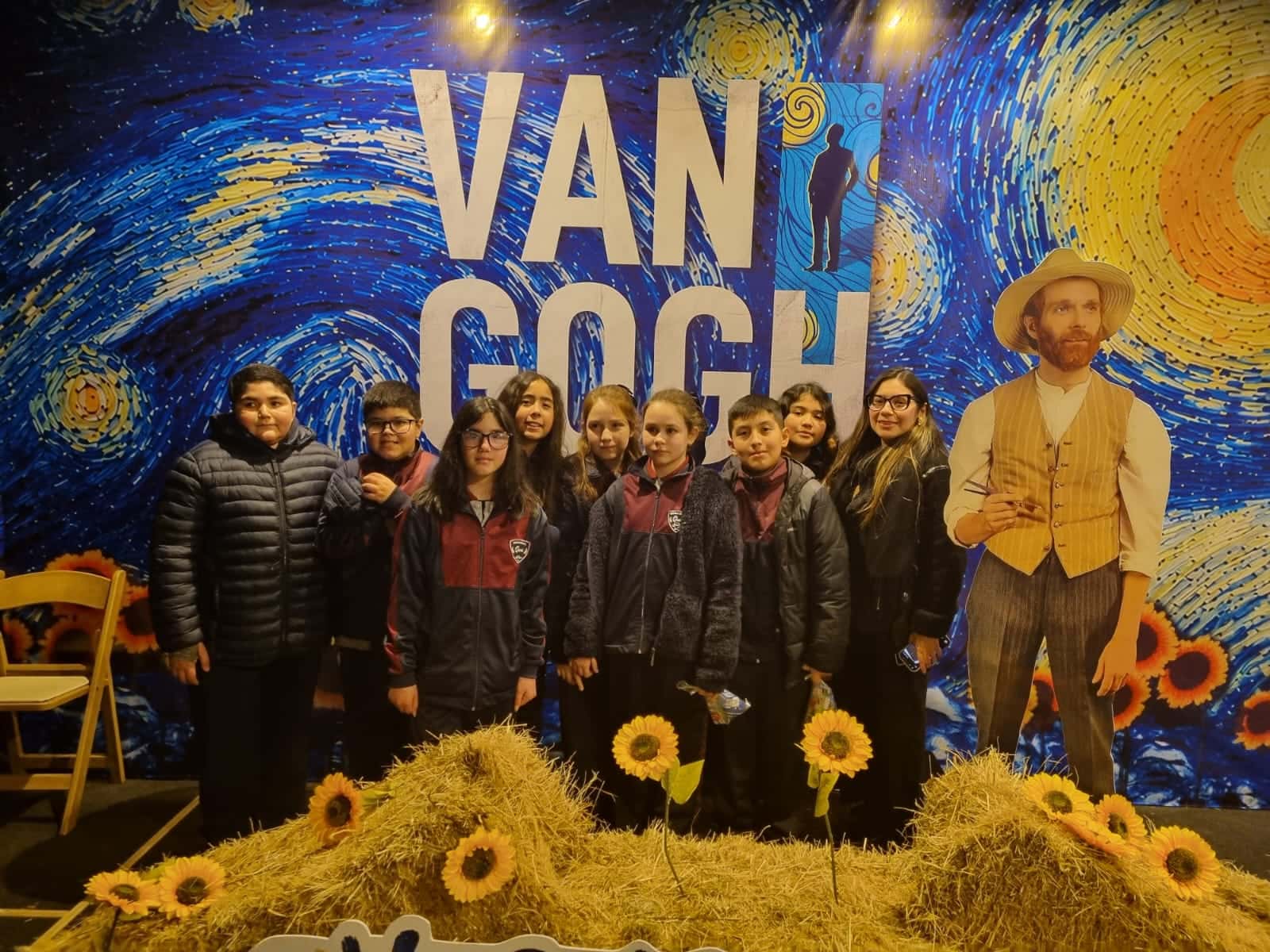 Estudiantes de la Escuela Queri en salida pedagógica a la exposición inmersiva de Van Gogh